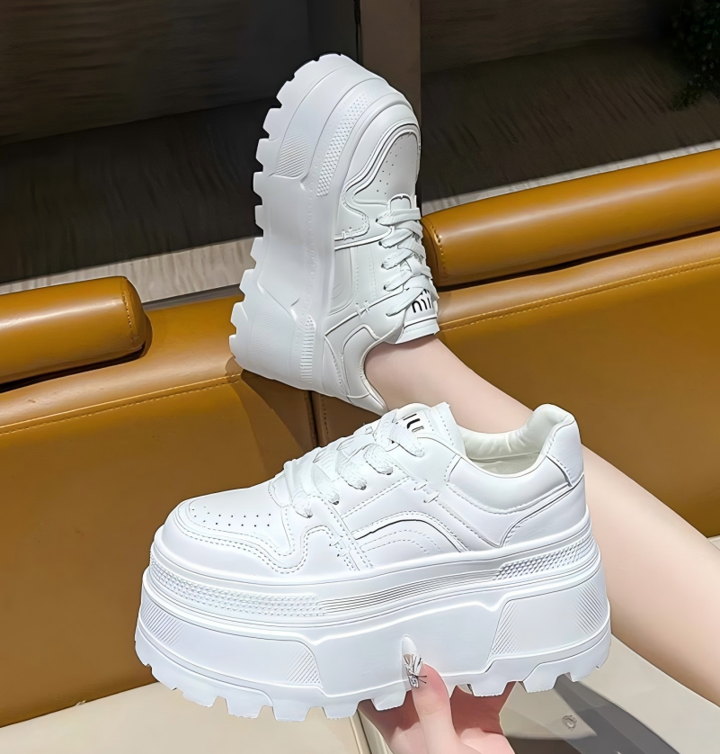 厚底の白い靴にスカートのマドレーヌ靴を合わせたカジュアルなスニーカーShoes size 38
